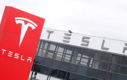 Tesla mostra Roadster com propulsores da SpaceX, mas carro voador ainda está longe das ruas